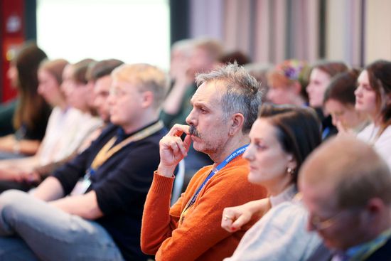 Das Publikum der Jahrestagung hört gespannt zu. Das Publikum der Jahrestagung hört gespannt zu.