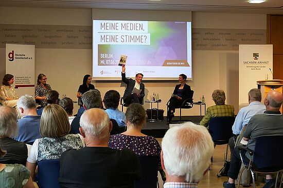 Podiumsgespräch bei der Abschlussveranstaltung in Berlin Podiumsgespräch bei der Abschlussveranstaltung in Berlin