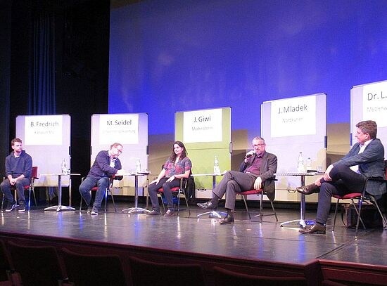 Podiumsgespräch bei der Veranstaltung in Neubrandenburg Podiumsgespräch bei der Veranstaltung in Neubrandenburg
