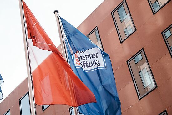 Fahnen der IG Metall und der Otto Brenner Stiftung