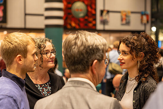 Gäste unterhalten sich im Vorfeld der Veranstaltung.