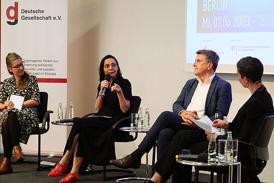 Prof. Dr. Marlis Prinzing, Professorin für Journalismus, Hochschule Macromedia, Köln im Gespräch Prof. Dr. Marlis Prinzing, Professorin für Journalismus, Hochschule Macromedia, Köln im Gespräch