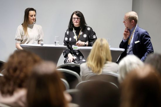 Panel 2: Kristin Oder, stv. Betriebsratsvorsitzende von VW Sachsen, Chaja Boebel (IG Metall Ressort Grundsatzfragen und Gesellschaftspolitik) und Johannes Kiess (Else-Frenkel-Brunswik-Institut EFBI) auf dem Podium. Panel 2: Kristin Oder, stv. Betriebsratsvorsitzende von VW Sachsen, Chaja Boebel (IG Metall Ressort Grundsatzfragen und Gesellschaftspolitik) und Johannes Kiess (Else-Frenkel-Brunswik-Institut EFBI) auf dem Podium.