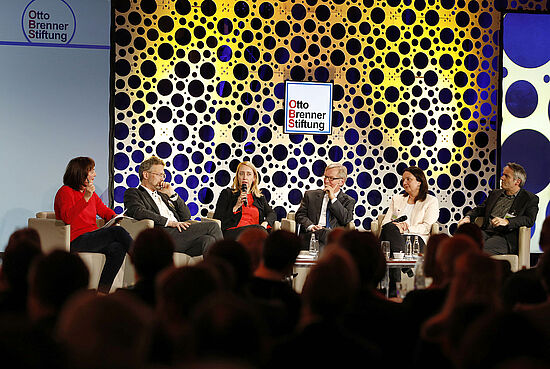 Auf der Medientagung 2018 diskutieren über die Frage nach dem medialen Umgang mit der AfD v.l.n.r.: Sonia Seymour Mikich, Volker Weiß, Melanie Amann, Bernd Gäbler, Karin Dohr und Frank Decker.