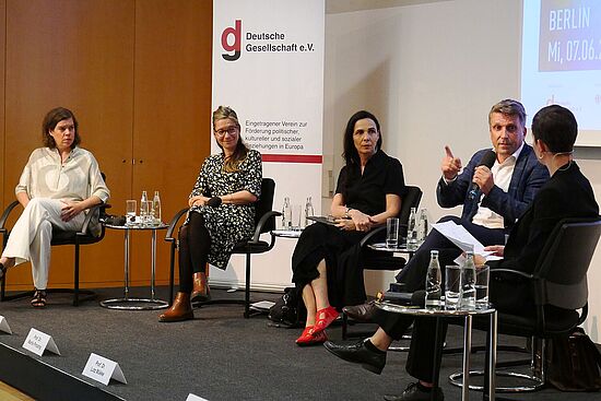 Diskussionsrunde auf dem Podium bei der Abschlussveranstaltung "Meine Medien. Meine Stimme!" Diskussionsrunde auf dem Podium bei der Abschlussveranstaltung "Meine Medien. Meine Stimme!"