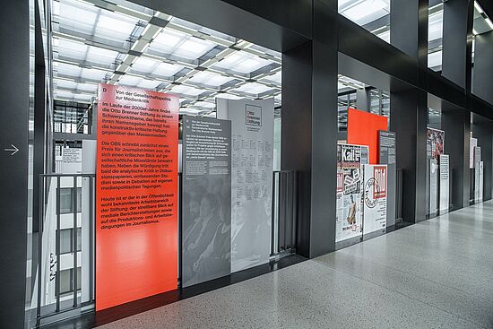 Die Ausstellung gibt Einblicke in Studien der OBS zur medialen Öffentlichkeit.