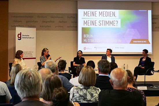 Prof. Dr. Lutz Mükke berichtet aus seinem Diskussionspapier “30 Jahre staatliche Einheit - 30 Jahre mediale Spaltung?" Prof. Dr. Lutz Mükke berichtet aus seinem Diskussionspapier “30 Jahre staatliche Einheit - 30 Jahre mediale Spaltung?"