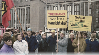 Mitglieder der IG Metall demonstrieren Anfang der 1990er-Jahre vor dem Sitz der Treuhandanstalt. Foto: Paul Glaser