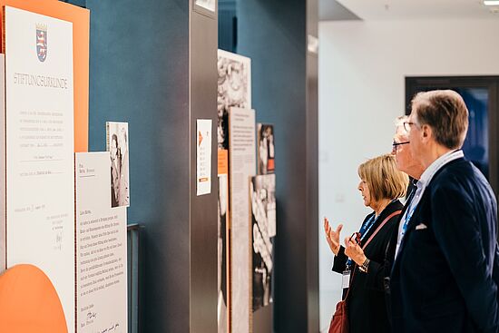 Besucher:innen informieren sich über Otto Brenner.