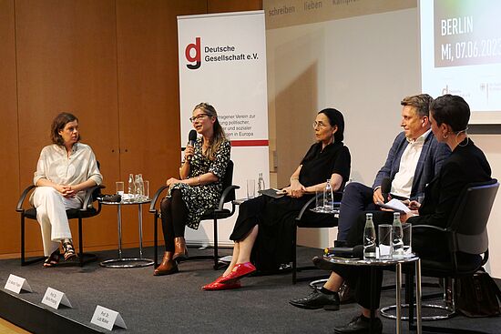 Podiumsrunde auf der Abschlussveranstaltung in Berlin Podiumsrunde auf der Abschlussveranstaltung in Berlin
