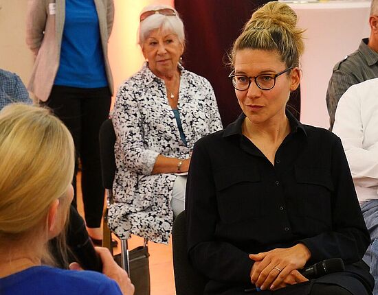 Kommunikationswissenschaftlerin Dr. Mandy Tröger bei der Diskussionsrunde in Cottbus Kommunikationswissenschaftlerin Dr. Mandy Tröger bei der Diskussionsrunde in Cottbus