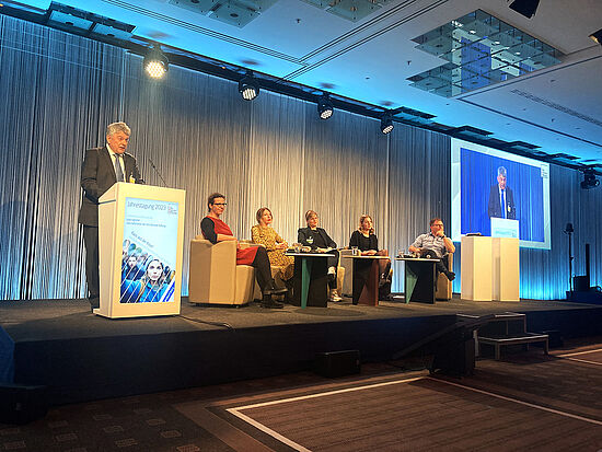 OBS-Geschäftsführer Jupp Legrand begrüßt die Teilnehmenden und die Podiumsgäste.