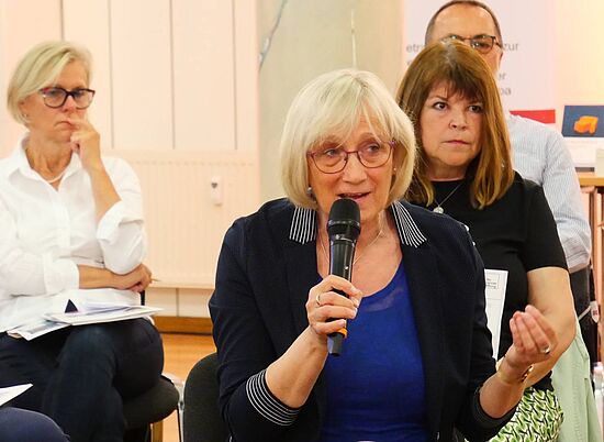 Prof. Dr. Mükke im Gespräch mit einer Teilnehmerin bei der Veranstaltung in Cottbus Prof. Dr. Mükke im Gespräch mit einer Teilnehmerin bei der Veranstaltung in Cottbus