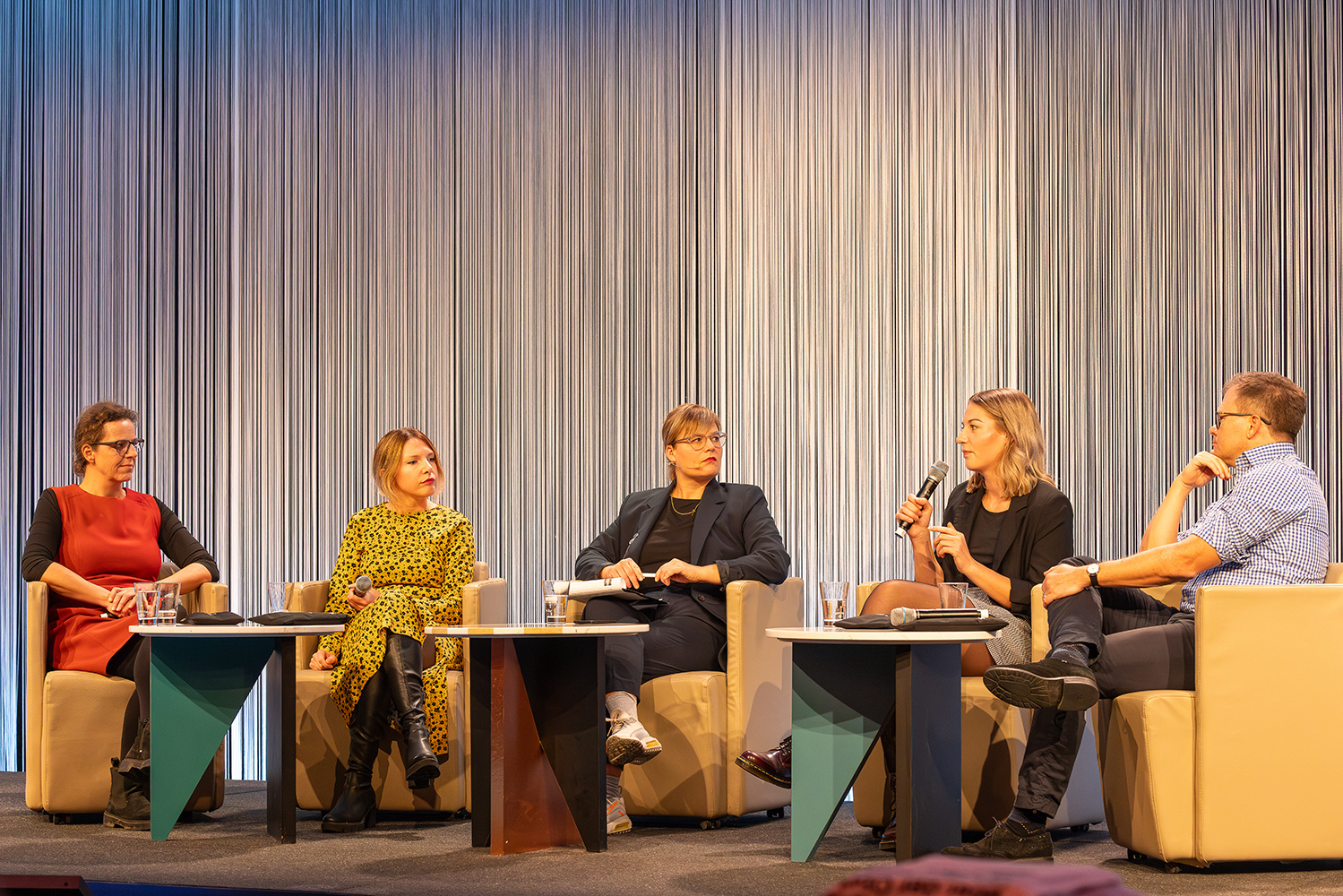 Unsere Podiumsgäste von l.n.r.: Jana Faus, Marlen Hobrack, Moderatorin Nadine Lindner, Lisa Neubert und Carsten Schneider.