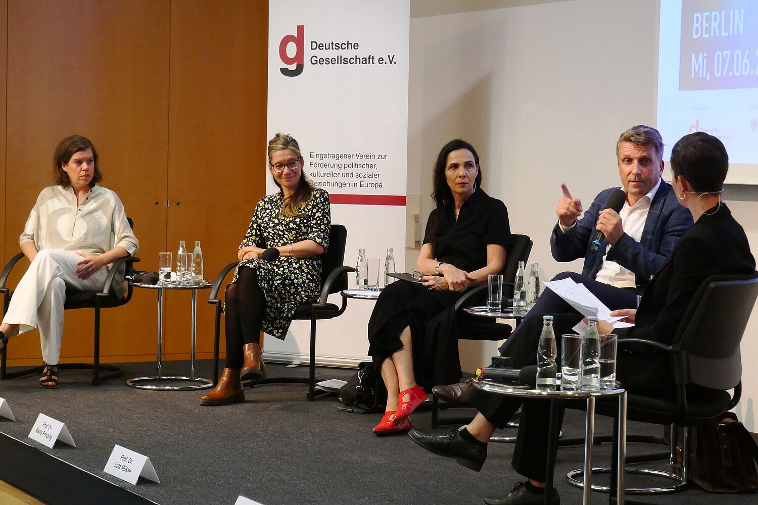 Diskussionsrunde auf dem Podium bei der Abschlussveranstaltung "Meine Medien. Meine Stimme!"