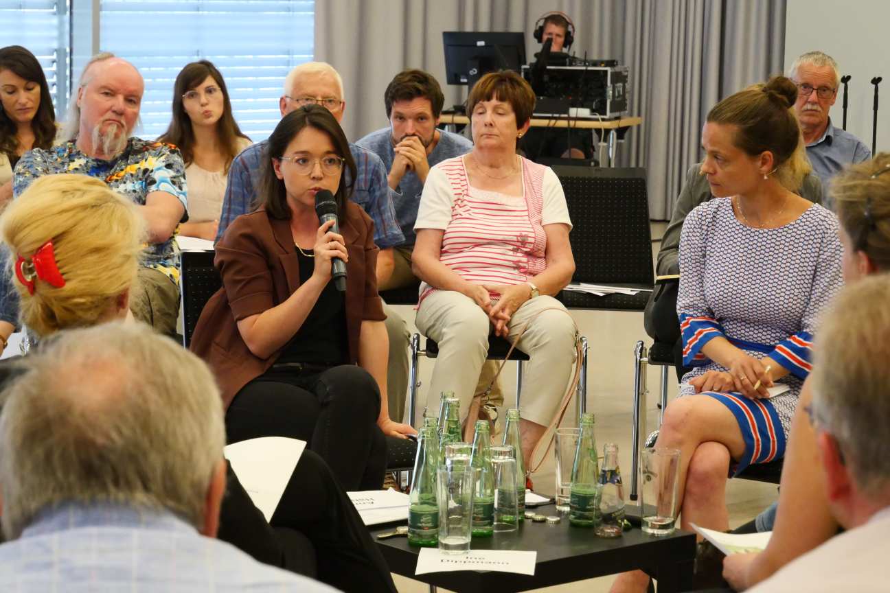 Anne Häh­nig bei der Diskussionsrunde in Plauen