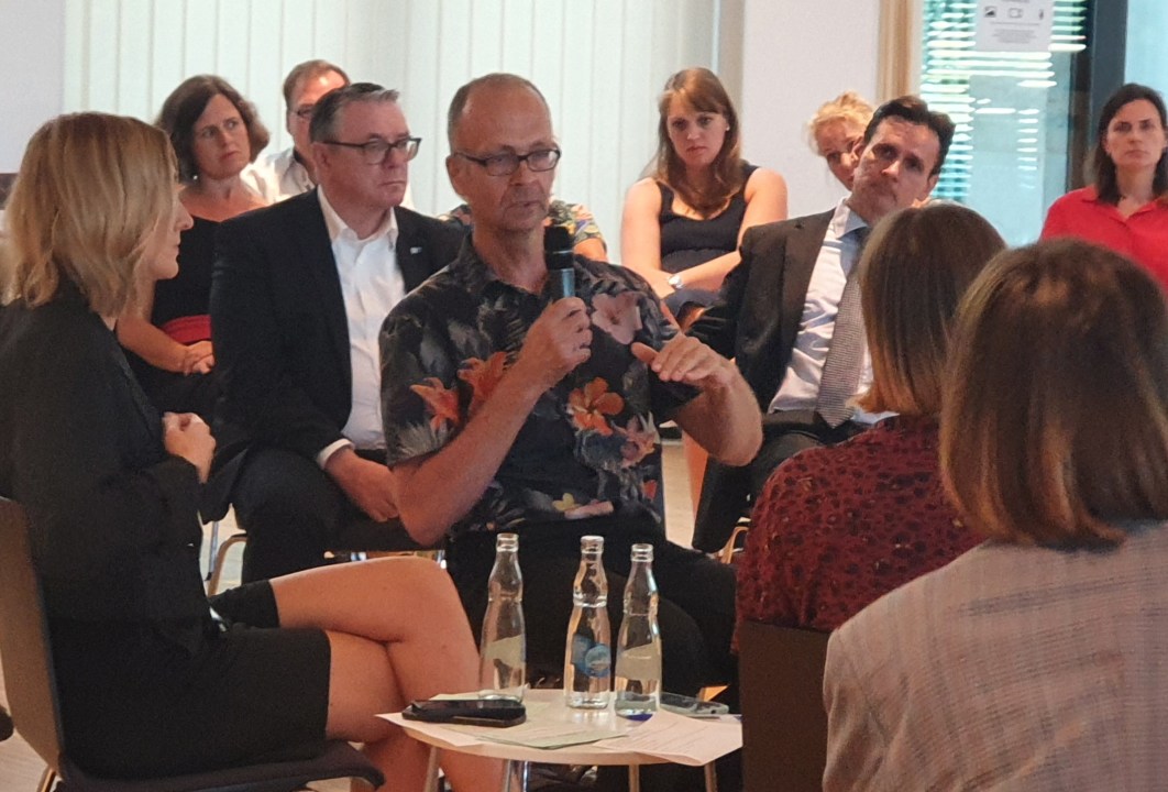 Heiko Hilker und Marieke Reimann bei der Veranstaltung in Schwerin